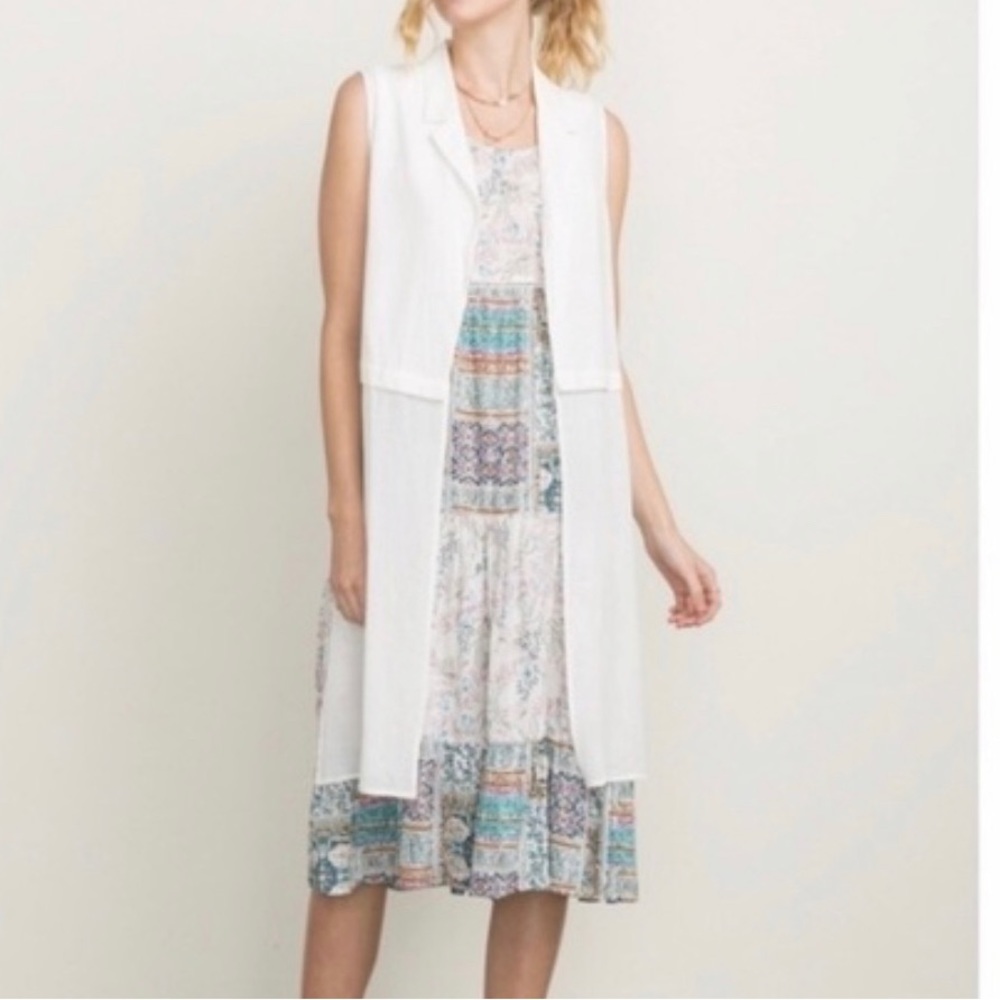 Stunning white sleeveless white duster. Size - small